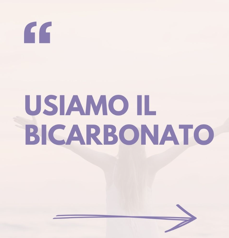 “Grafica dai toni chiari con una figura umana sfocata sullo sfondo a braccia aperte. In primo piano, grande testo viola ‘Usiamo il bicarbonato’ e una freccia viola orientata verso destra.”