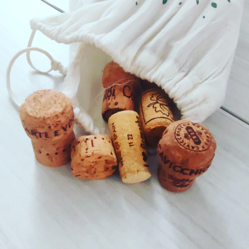immagine di tappi di sughero che escono da un sacchetto di cotone aperto