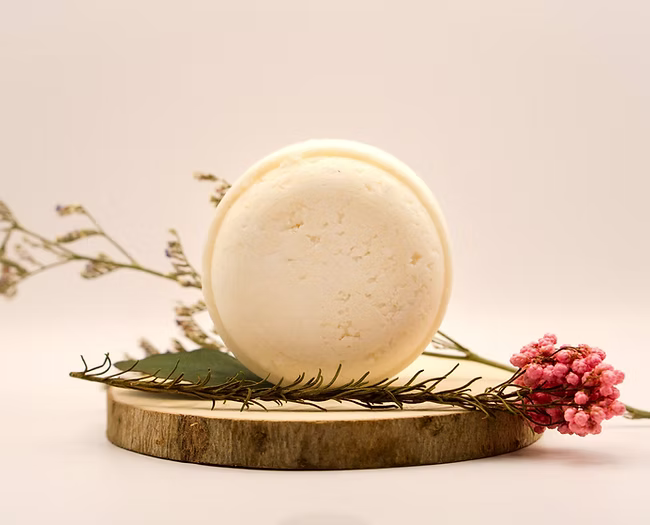 shampoo solido limone e zenzero eco-celeste. colore bianco.forma tonda. seboregolatore