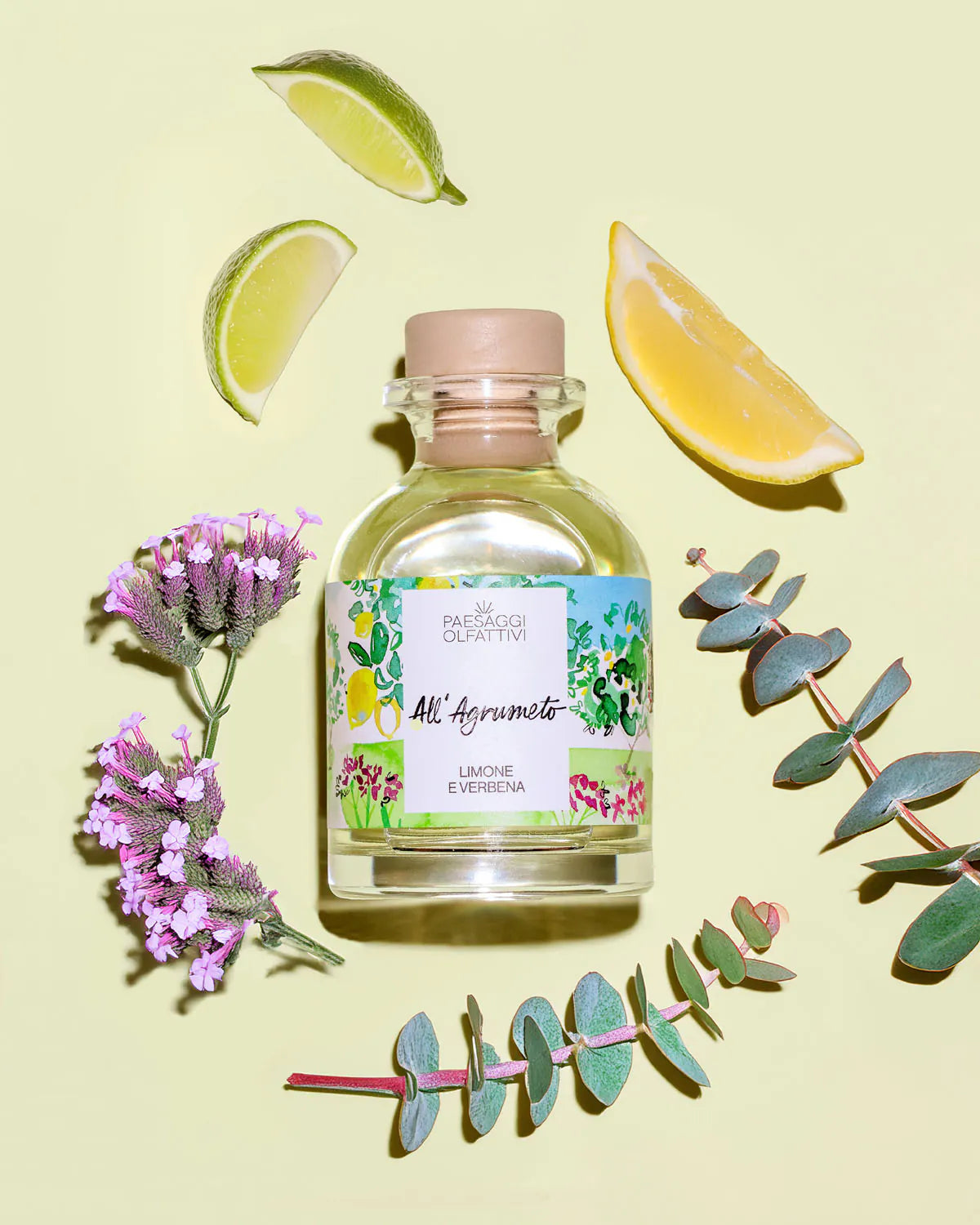 Diffusore d’ambiente Domea All’Agrumeto con flacone in vetro, bastoncini naturali ed etichetta ispirata agli agrumi mediterranei.