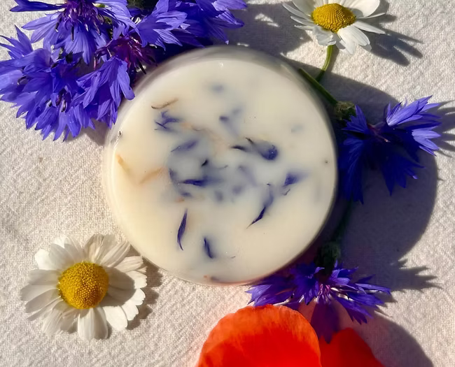 ECO-CELESTE:Balsamo solido naturale – Capelli morbidi, lucenti e senza nodi. forma tonda. colore bianco con petali blu all'interno