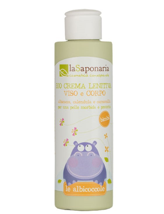 Illustrazione crema corpo e viso per bambini del marchio La Saponaria – Cosmetica Consapevole: un ippopotamo viola sorridente tra fiori, nuvole e piccoli uccellini, con coccinella e girandole colorate. In basso il prodotto “Le Albicoccole”, linea bio per la cura dei bambini, con indicazioni biologico e vegan.