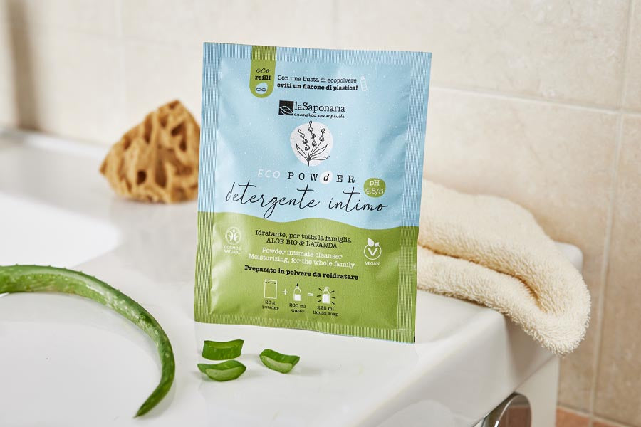 SACCHETTO DI CARTA AZZURRO E VERDE LA SAPONARIA CON ALL'INTERNO DETERGENTE INTIMO DA REIDRATARE