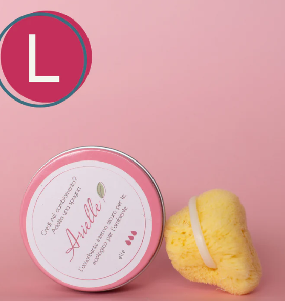 Spugna mestruale Arielle in spugna naturale con anello, accanto al barattolo rosa del prodotto su sfondo rosa e bollino taglia l