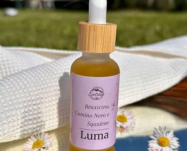 ECO-CELESTE: Luma – Siero viso purificante per pelli impure e acneiche.boccetta in vetrp con tappo marrone e contagocce bianco. etichetta lilla con nome e componenti. siero color giallo scuro