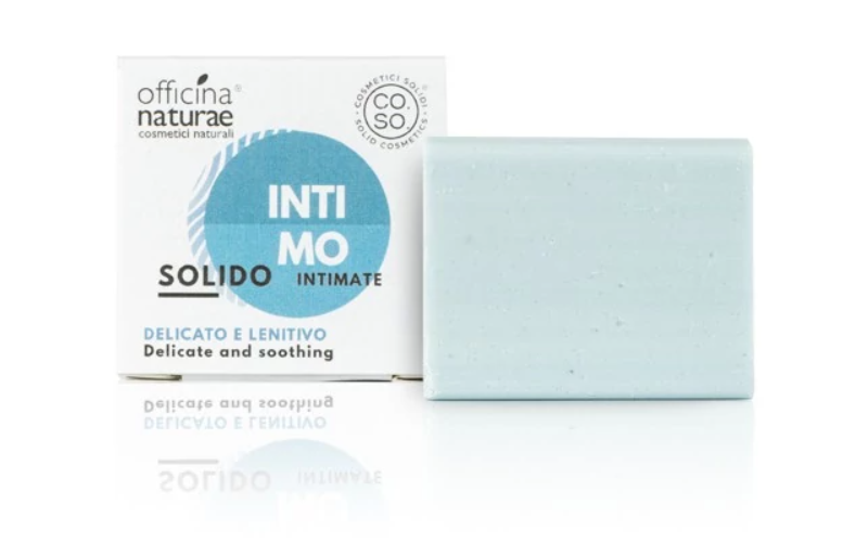 DETERGENTE INTIMO SOLIDO FORMATO TRAVEL SIZE DA 15 GR. COLORE AZZURRO.FORMA QUADRATA.SCATOLA BIANCA CON LOGO AZZURRO OFFICINA NATURAE