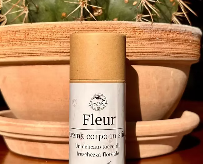 ECO-CELESTE:Crema Solida Fleur in Stick di cartone – Idratazione naturale con note floreali. stick in cartone marrone con etichetta esplicativa colore bianco