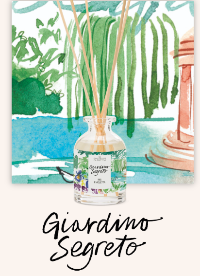 Profumatore d’ambiente Domea Giardino Segreto con bastoncini diffusori, flacone elegante ed etichetta ispirata alla natura e al legno.