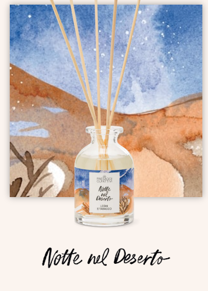 Diffusore per ambienti Domea Notte nel Deserto in vetro trasparente con bastoncini in legno ed etichetta dai toni caldi e avvolgenti.