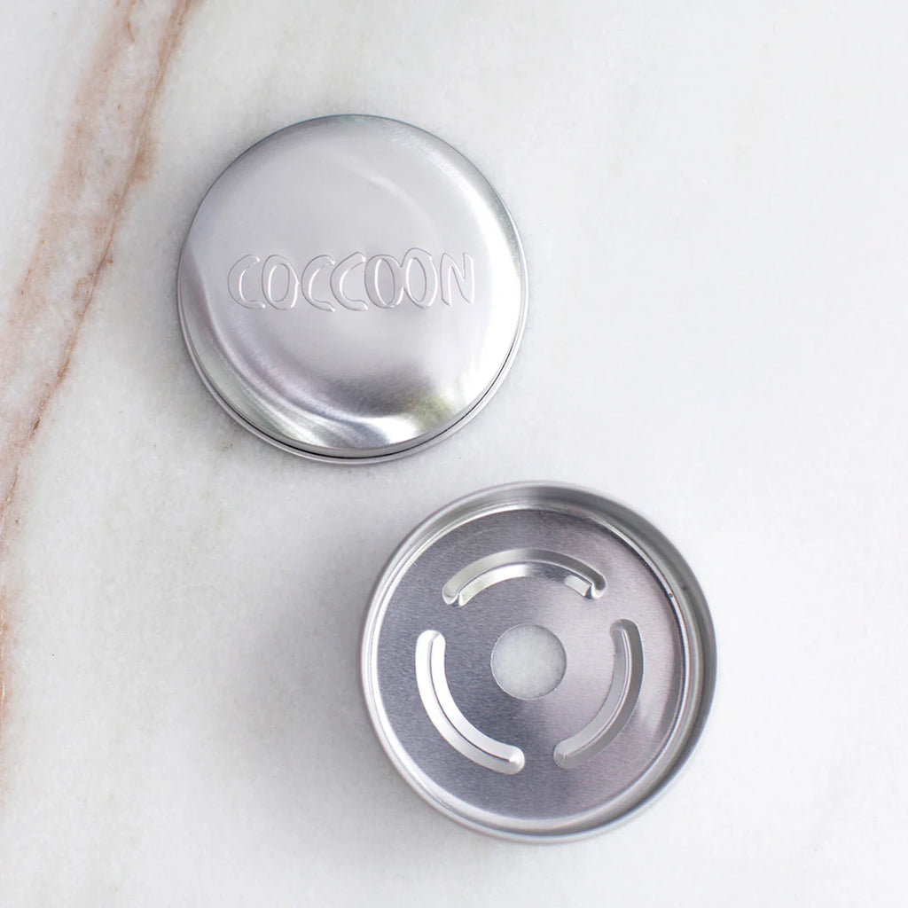 COCCOON: Porta Solidi in alluminio tondo e compatto con foro centrale per garantire lo scolo dopo l'uso dei solidi