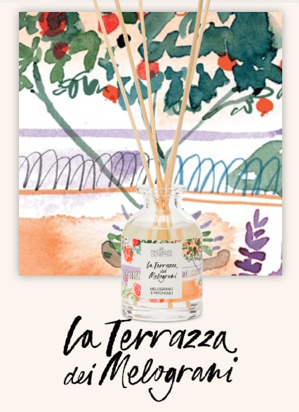 Diffusore d’ambiente Domea la terrazza dei melograniin vetro con bastoncini naturali ed etichetta illustrata dai toni delicati.